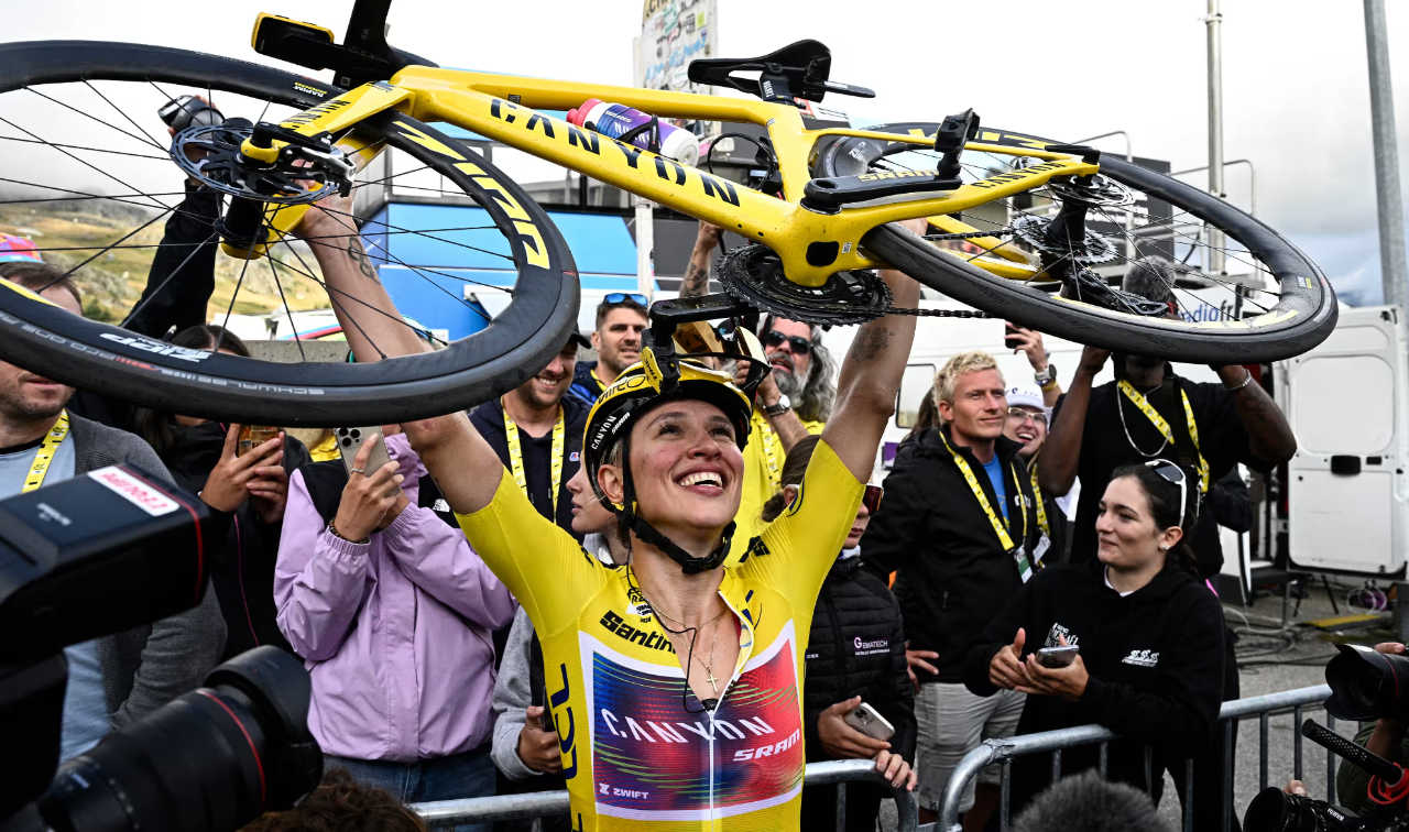 Polka Kasia Niewiatoma zwyciężyła w Tour de France kobiet o cztery sekundy.